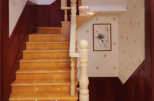 武城中式别墅室内汉白玉石楼梯的定制安装装饰效果